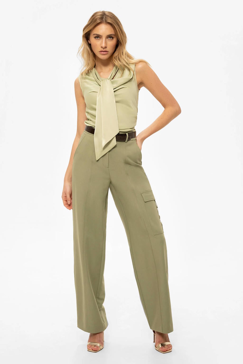 Olijfgroene dames NIKKIE wide leg regular waist cargobroek met rits- en haaksluiting en effen
