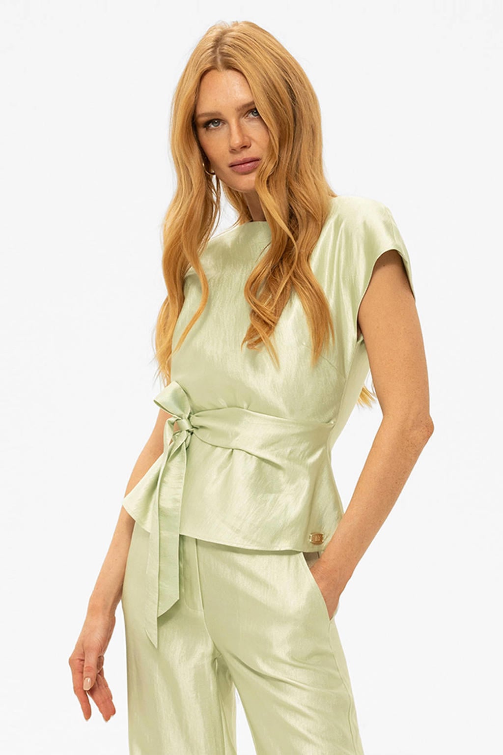 Lichtgroene dames NIKKIE top van viscose met effen, korte mouwen en ronde hals