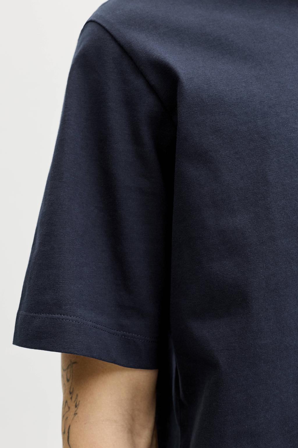 Donkerblauwe heren JACK & JONES ORIGINALS regular T-shirt van katoen met logo dessin, korte mouwen en ronde hals