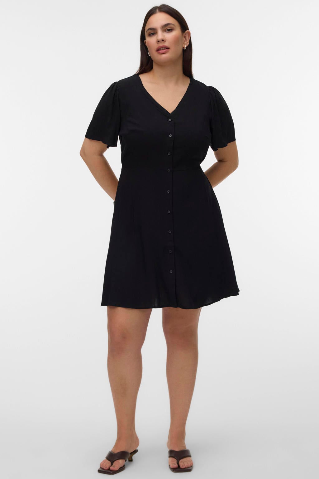 Zwarte dames VERO MODA CURVE mini jurk van viscose met korte mouwen, V-hals, knoopsluiting en geweven detail