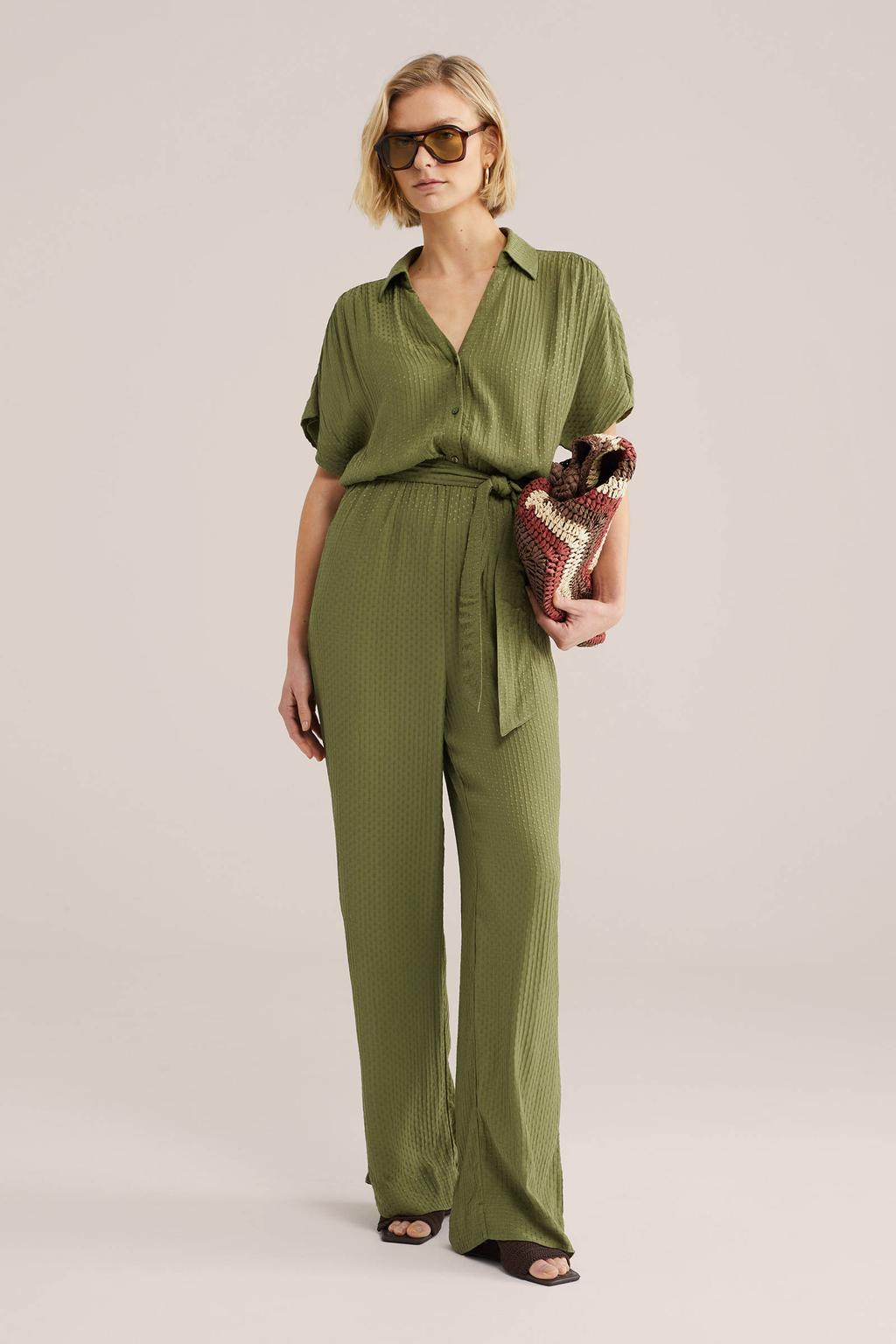Olijfgroene dames WE Fashion Straight jumpsuit van viscose met effen, korte mouwen en V-hals