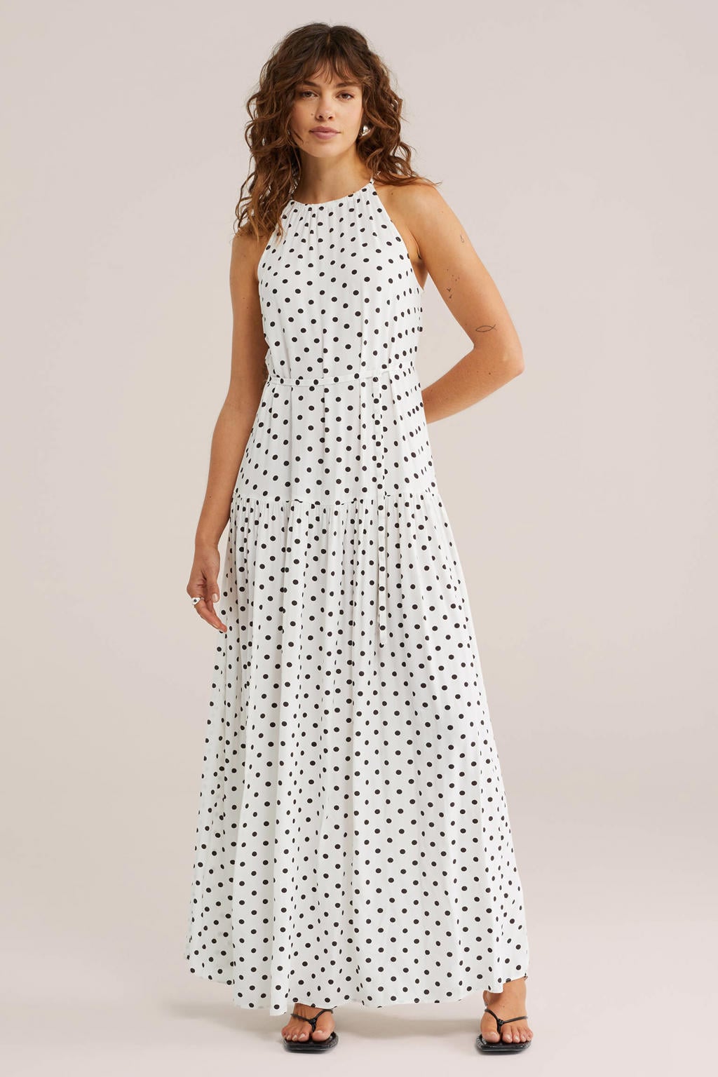 Ecru en zwarte dames WE Fashion maxi jurk van viscose met stippenprint en ronde hals