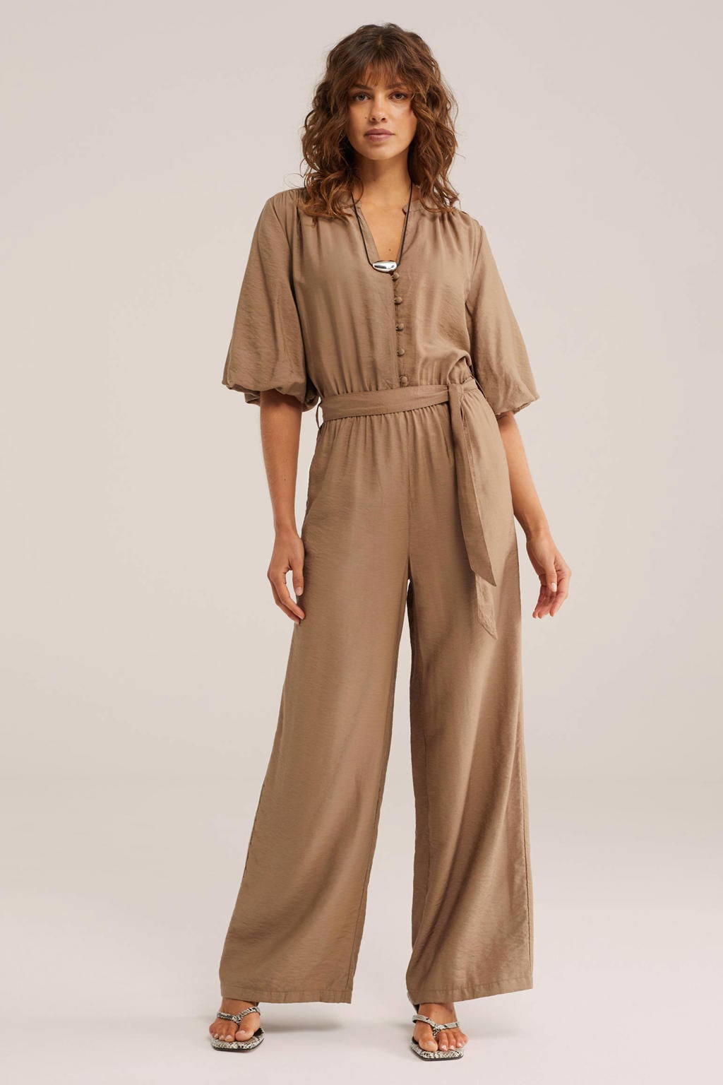 Bruine dames WE Fashion jumpsuit van viscose met effen, half lange mouwen, mao kraag, knoopsluiting en ceintuur