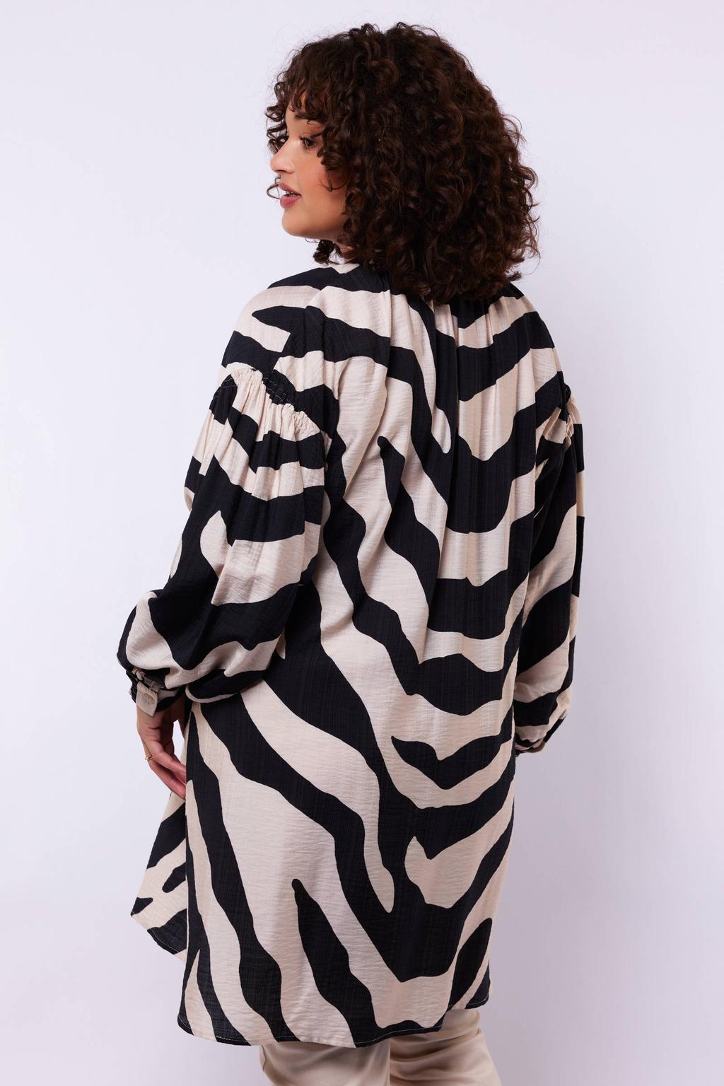 Zwart en ecru dames Exxcellent gestreepte tuniek van viscose met lange mouwen, V-hals en knoopsluiting