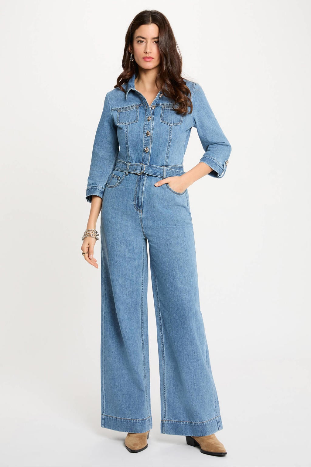 Medium blue denim dames Morgan jumpsuit van denim met effen, driekwart mouwen, klassieke kraag, knoopsluiting en ceintuur