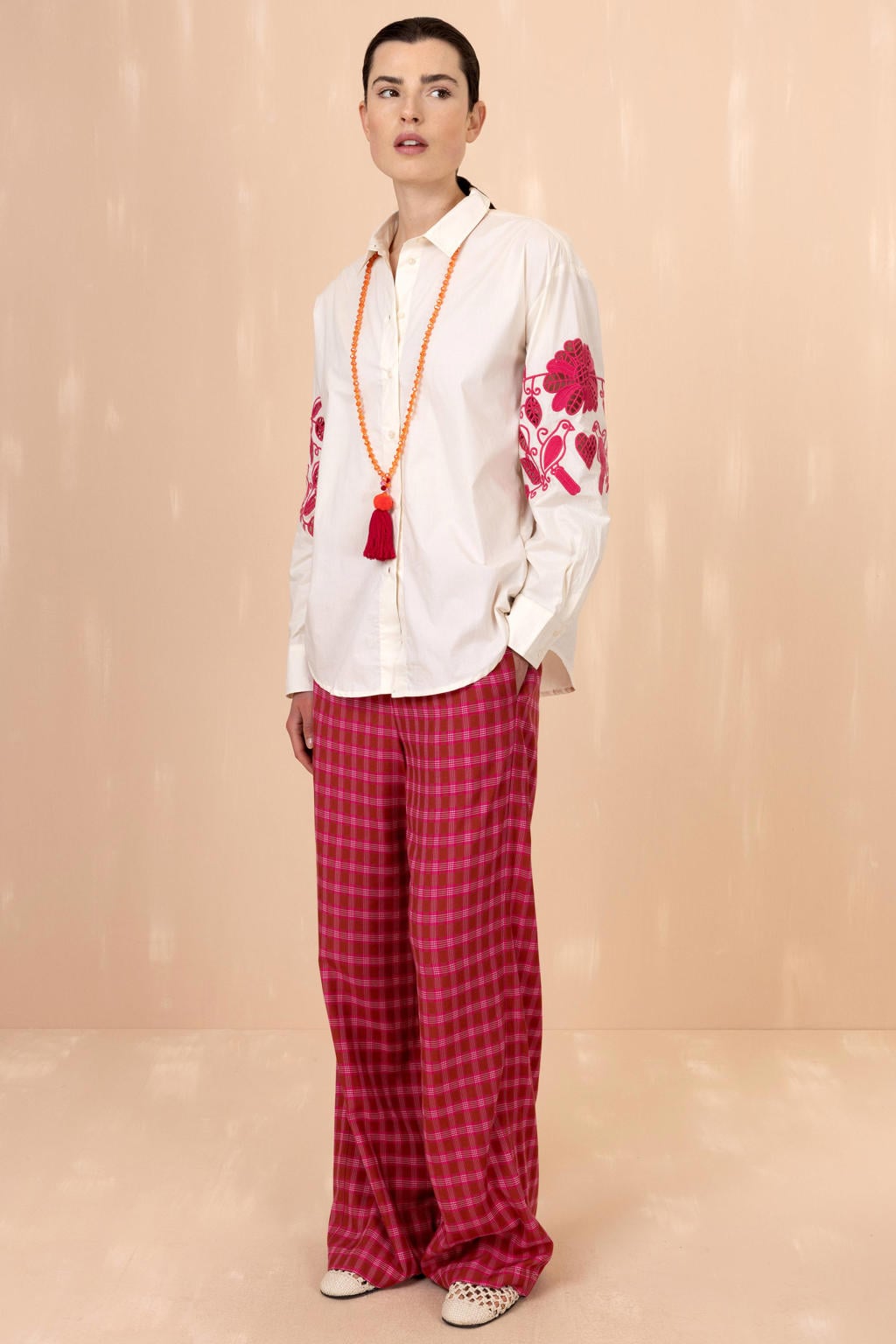 Ecru en roze dames Oilily gebloemde blouse broderie van katoen met lange mouwen, klassieke kraag en knoopsluiting