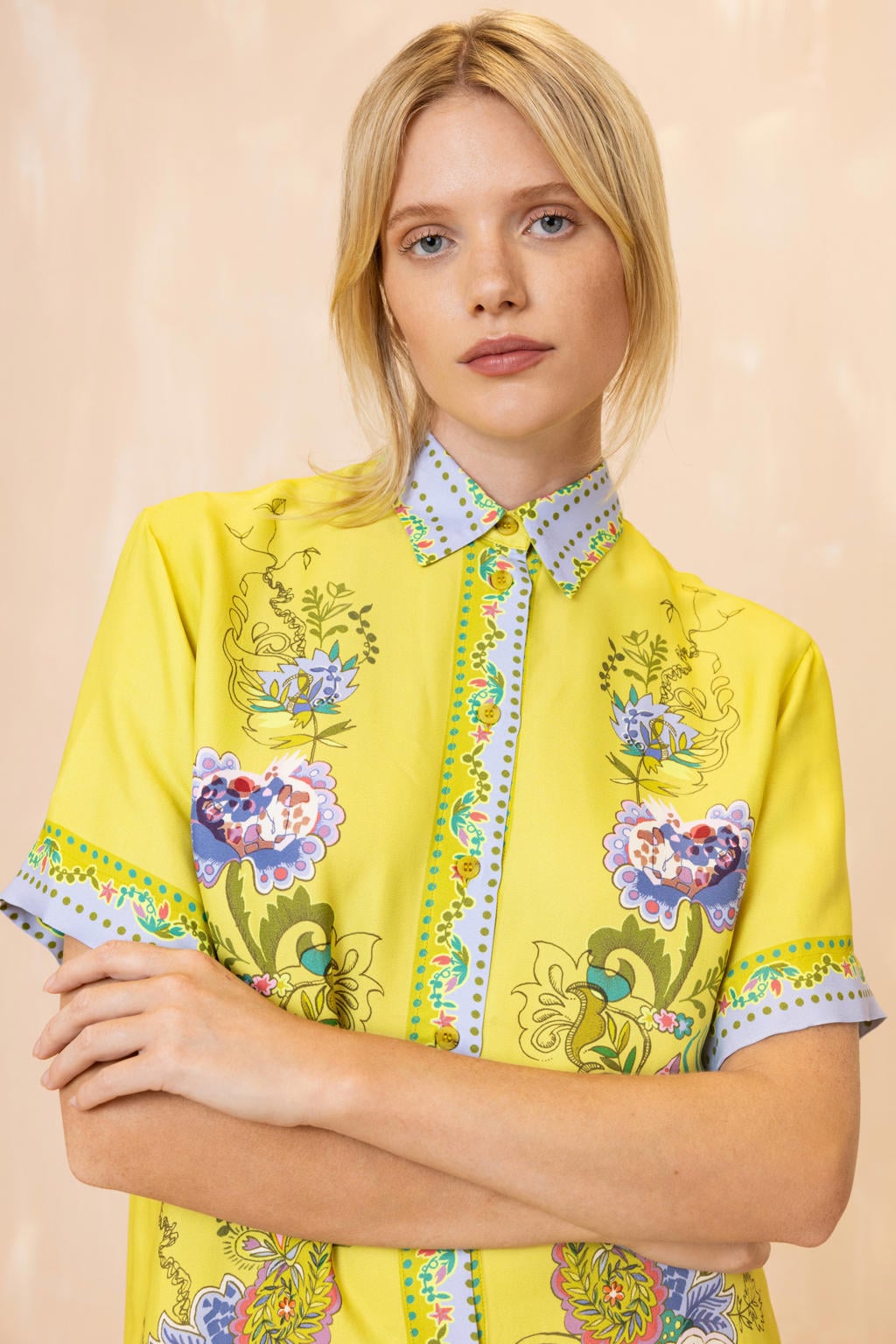 Gele dames Oilily gebloemde blouse van viscose met korte mouwen, klassieke kraag en knoopsluiting