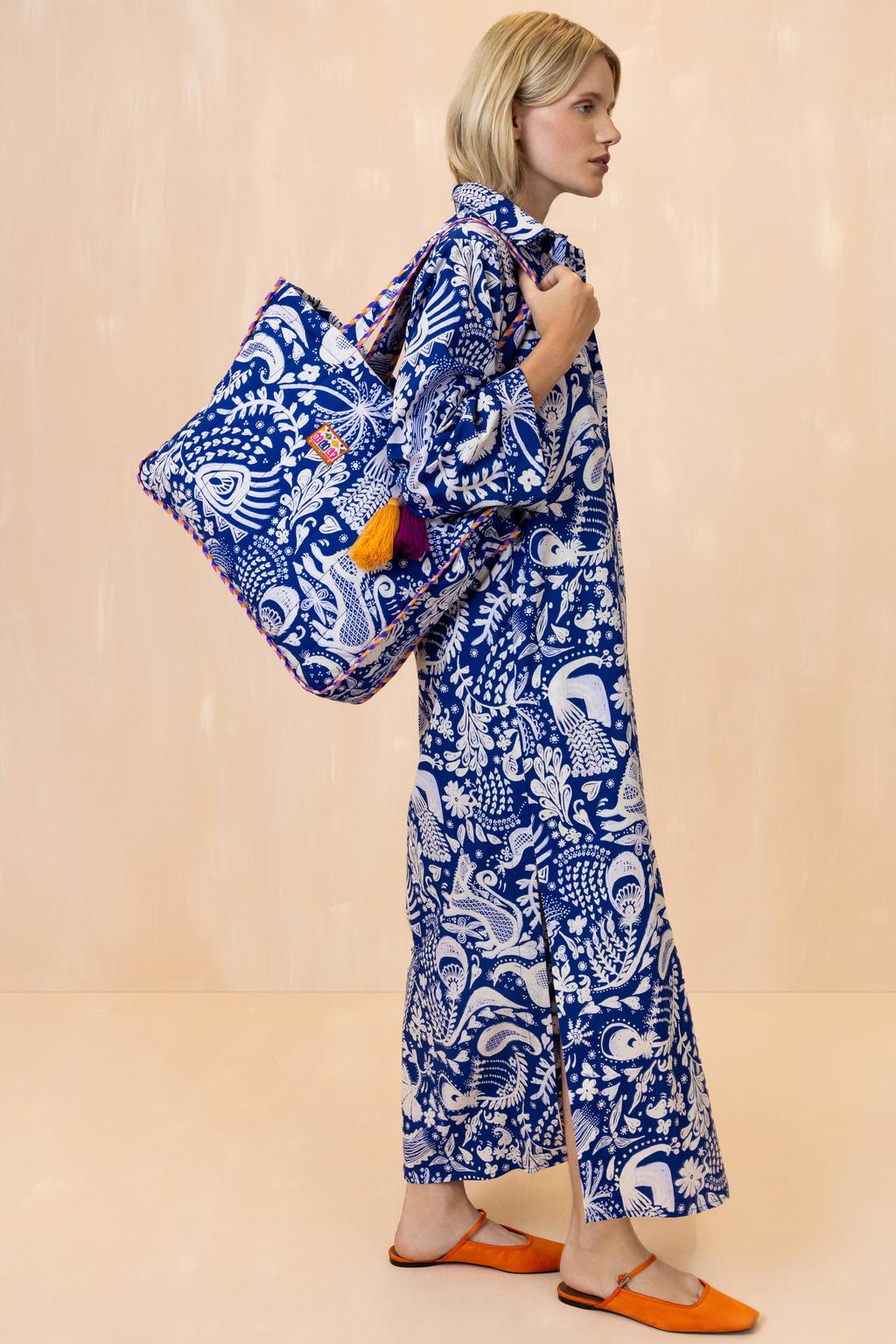 Blauw en ecru dames Oilily maxi jurk van linnen met bloemenprint, driekwart mouwen, klassieke kraag en knoopsluiting