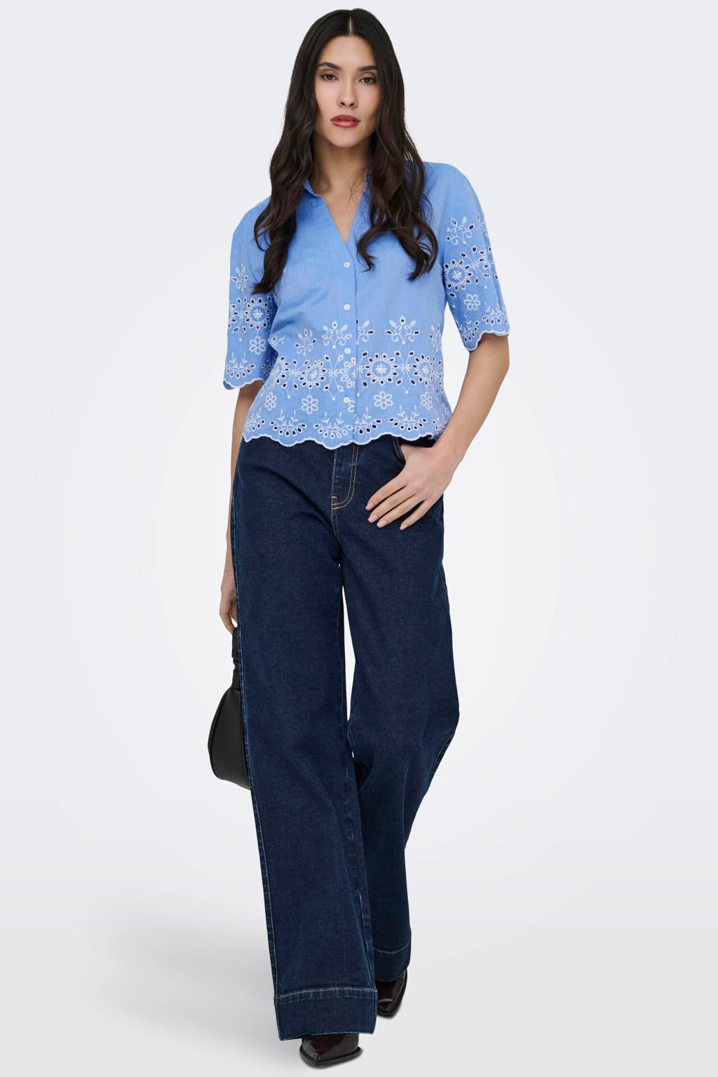 Lichtblauw en witte dames JDY gebloemde blouse van katoen met regular fit en knoopsluiting