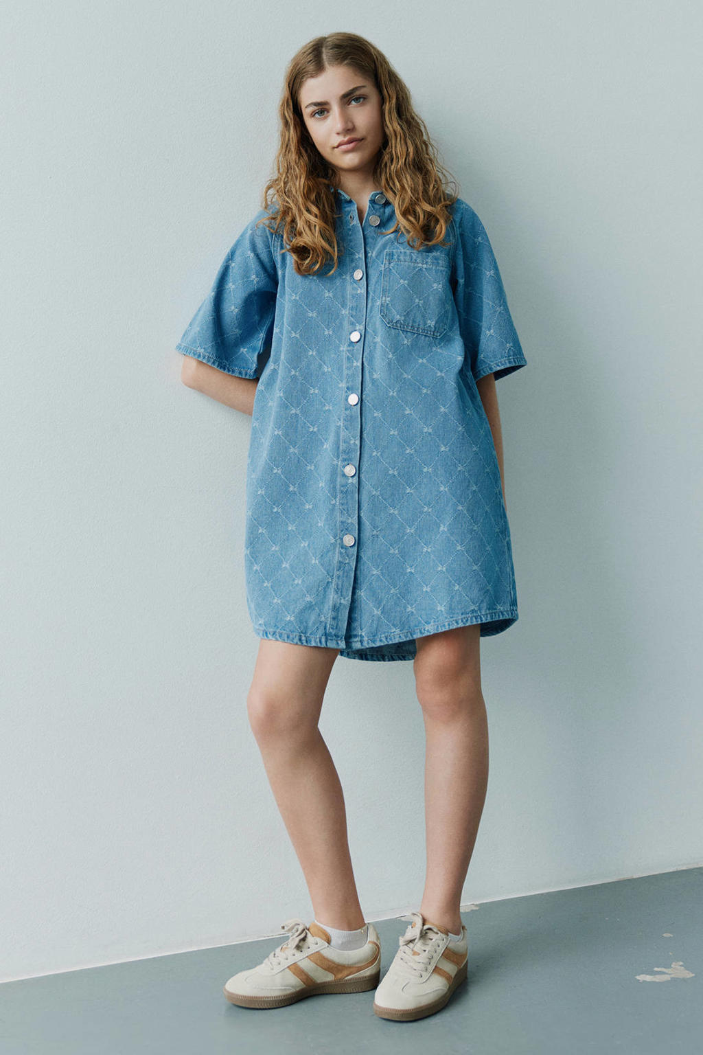 Medium blue denim meisjes Sofie Schnoor girls spijkerjurk van katoen met effen, korte mouwen en klassieke kraag
