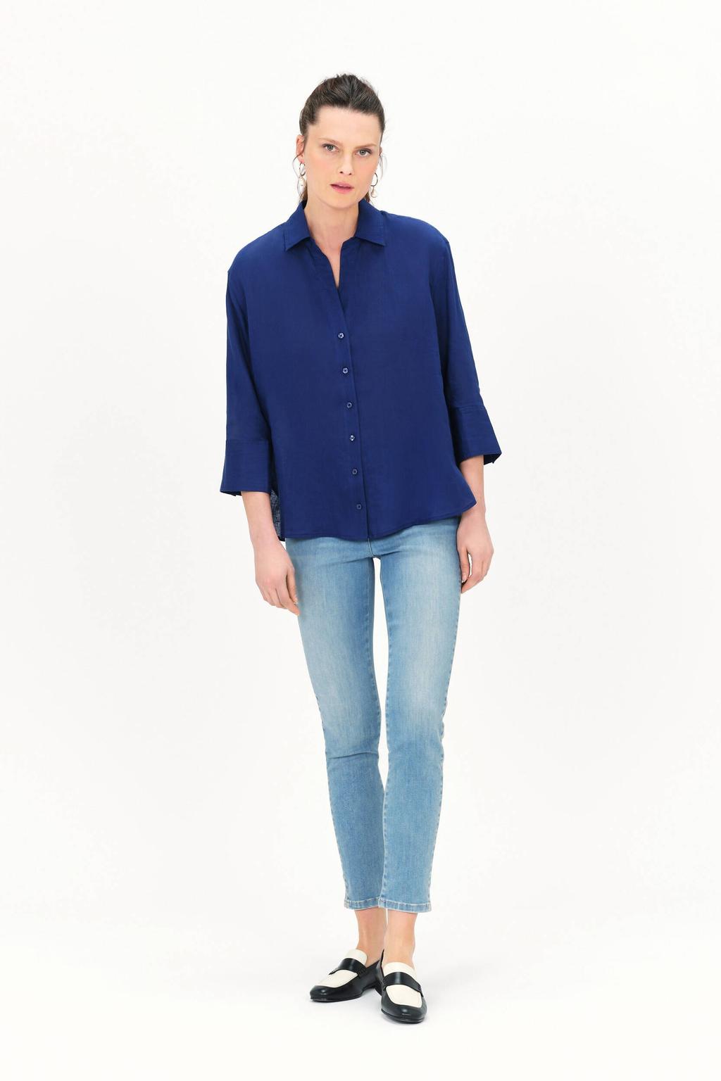 Blauwe dames Caroll blouse van linnen met effen, driekwart mouwen, klassieke kraag en knoopsluiting