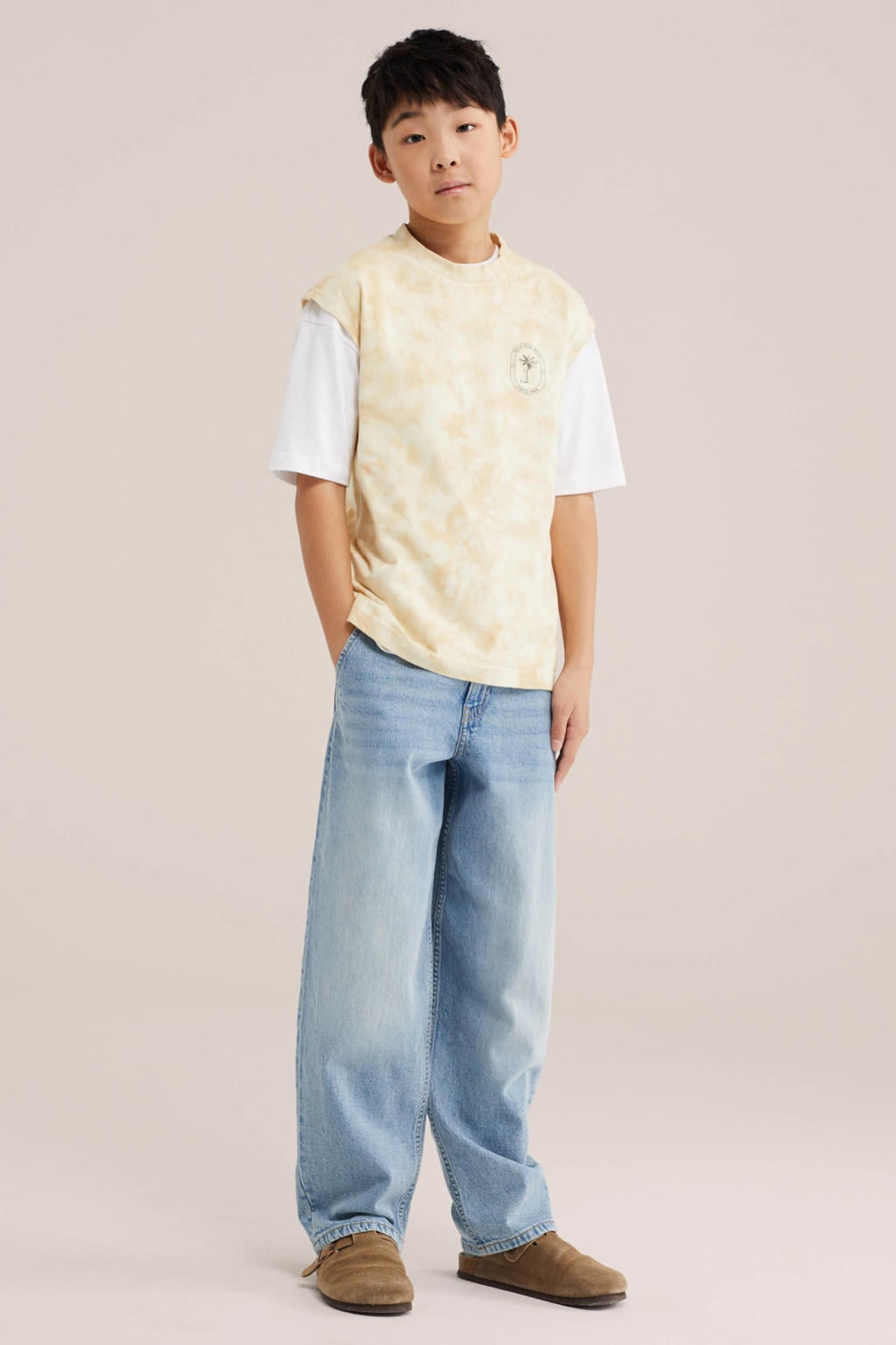 Lichtgele jongens WE Fashion spencer van sweat materiaal met tie-dye effect en ronde hals