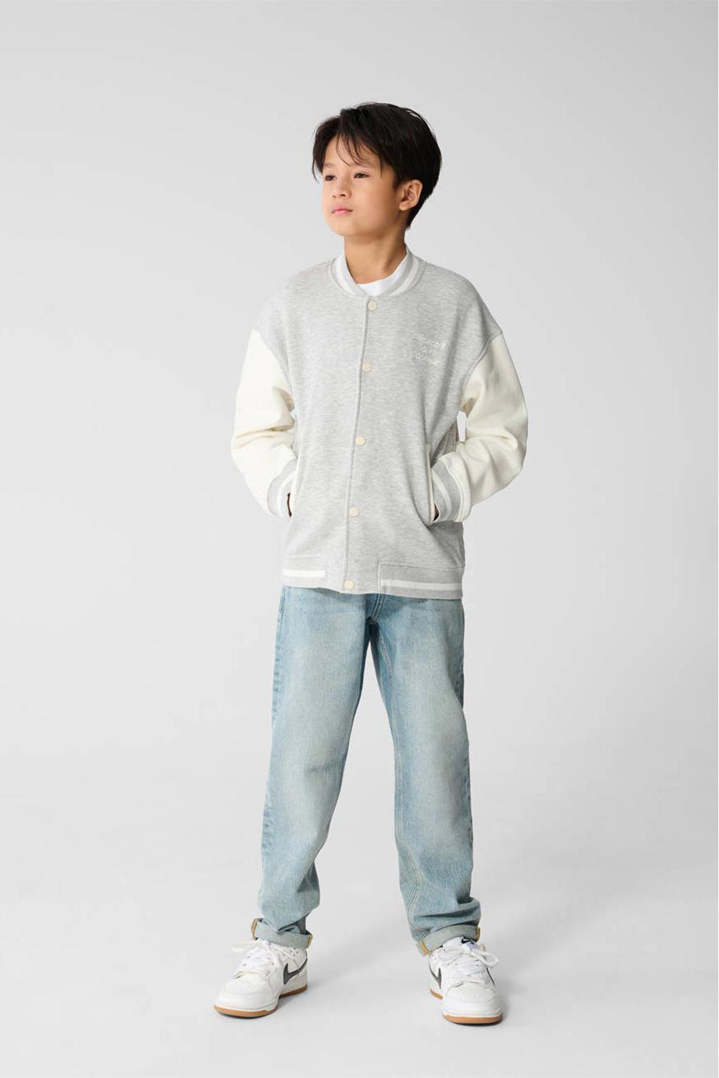 Lichtgrijs en ecru jongens Shoeby baseball jacket van sweat materiaal met melée print, lange mouwen, button down sluiting, drukknoopsluiting en geribde boorden
