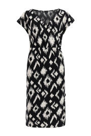 thumbnail: Zwart en witte dames Protest midi jurk van polyester met grafische print, korte mouwen en overslagkraag