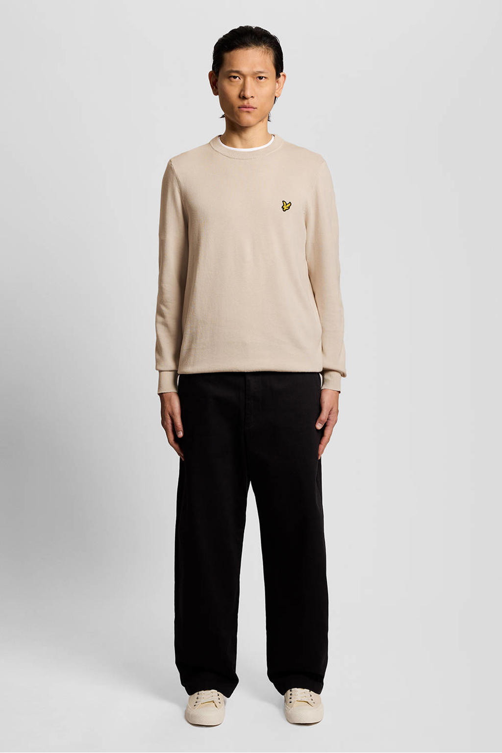 Beige heren Lyle & Scott trui fijn gebreid van katoen met effen, lange mouwen en ronde hals