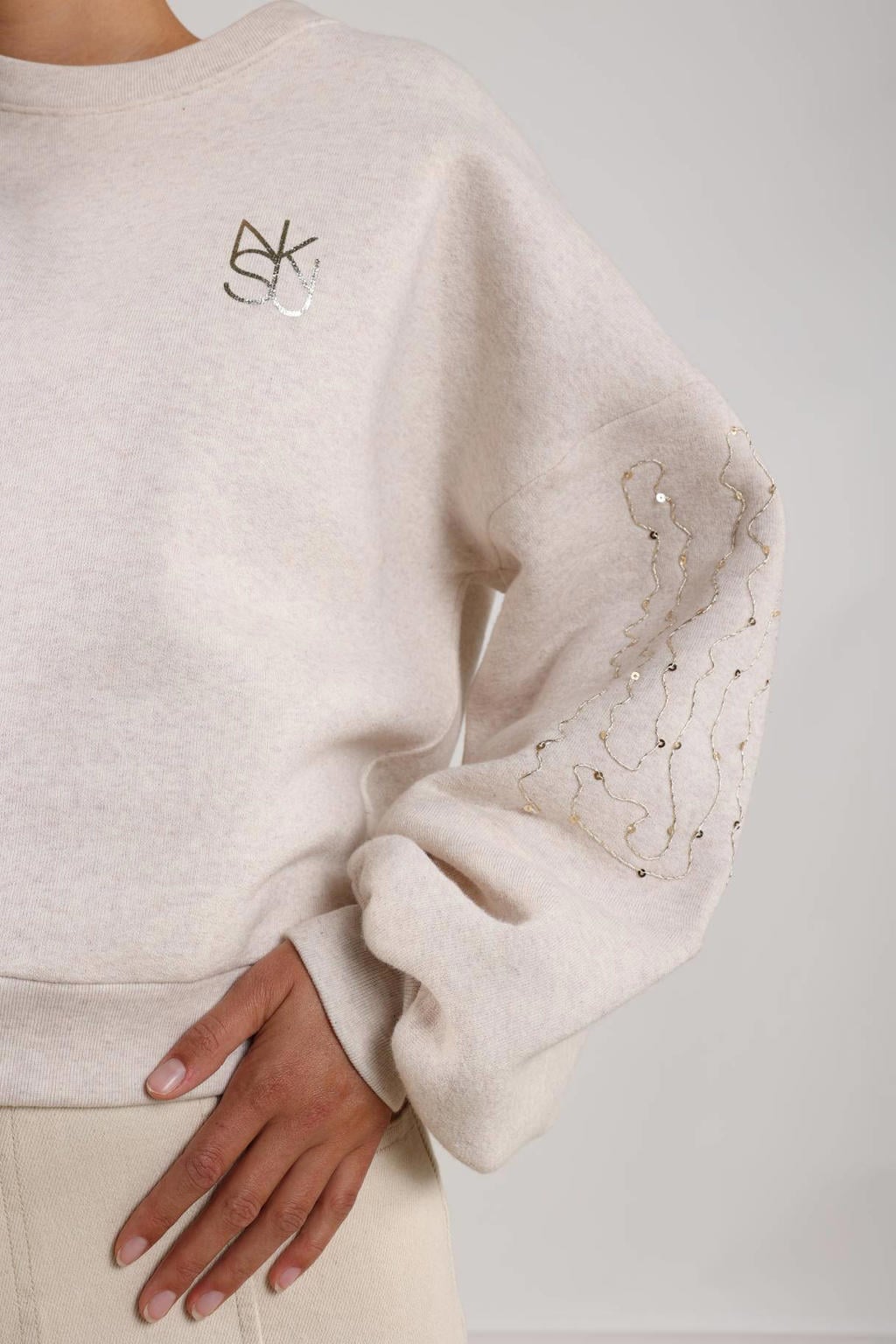 Zandkleurige dames NUKUS sweater van katoen met logo dessin, lange mouwen, ronde hals en borduursels