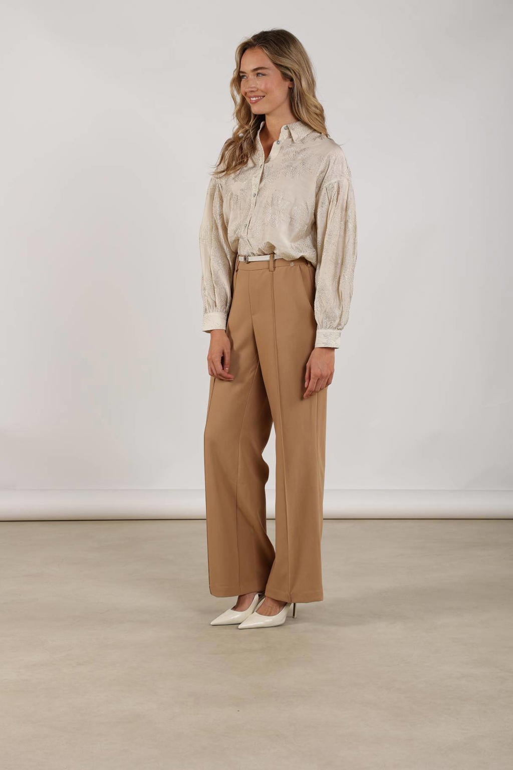 Ecru en gouden dames NUKUS blouse van viscose met lange mouwen, klassieke kraag, knoopsluiting en borduursels