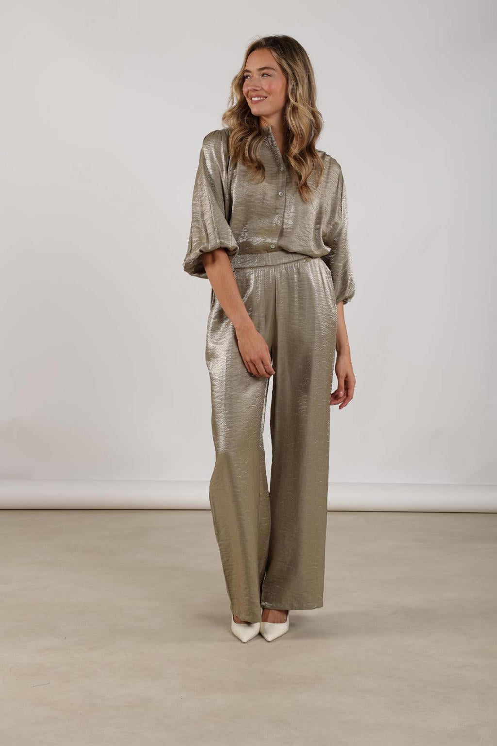 Lichtkaki dames NUKUS satijnen blouse met effen, driekwart mouwen, ronde hals, knoopsluiting en glimmend detail
