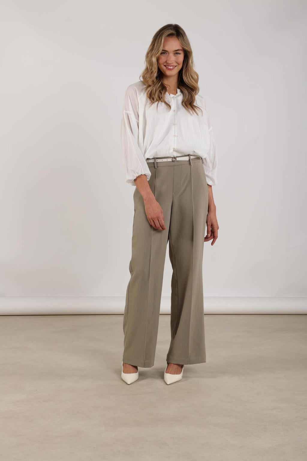Kakikleurige dames NUKUS wide leg regular waist broek met effen