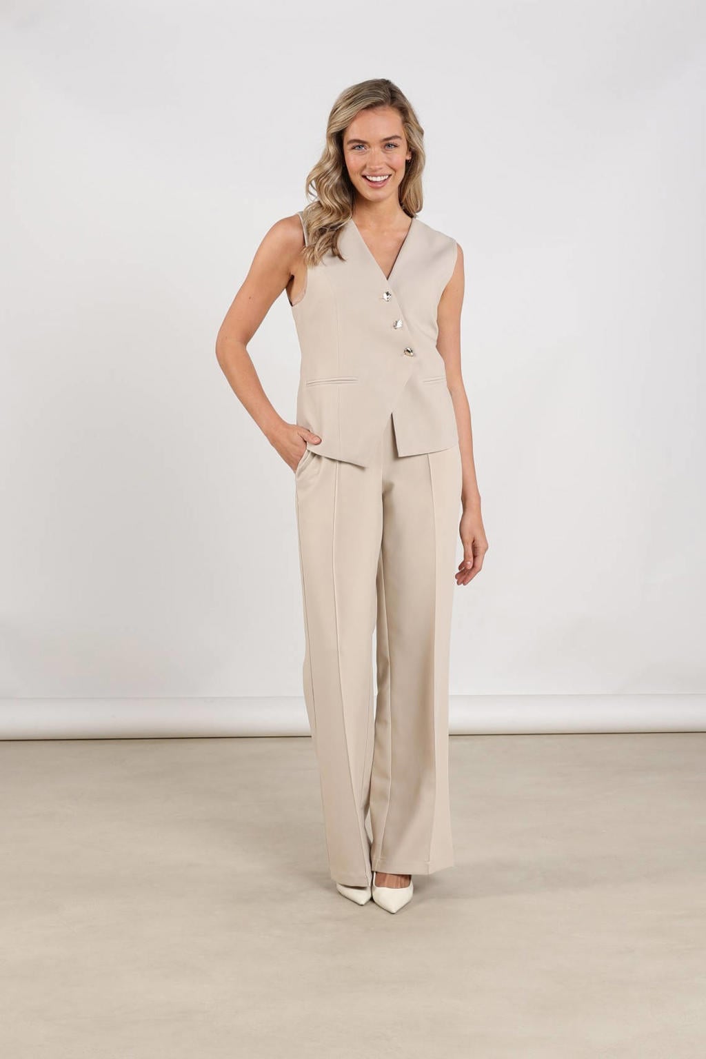 Zandkleurige dames NUKUS wide leg regular waist broek met effen