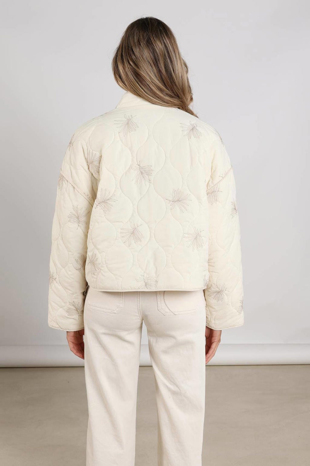 Zandkleurige dames NUKUS jasje quilted van polyester met bladprint, lange mouwen, opstaande kraag, ritssluiting en borduursels