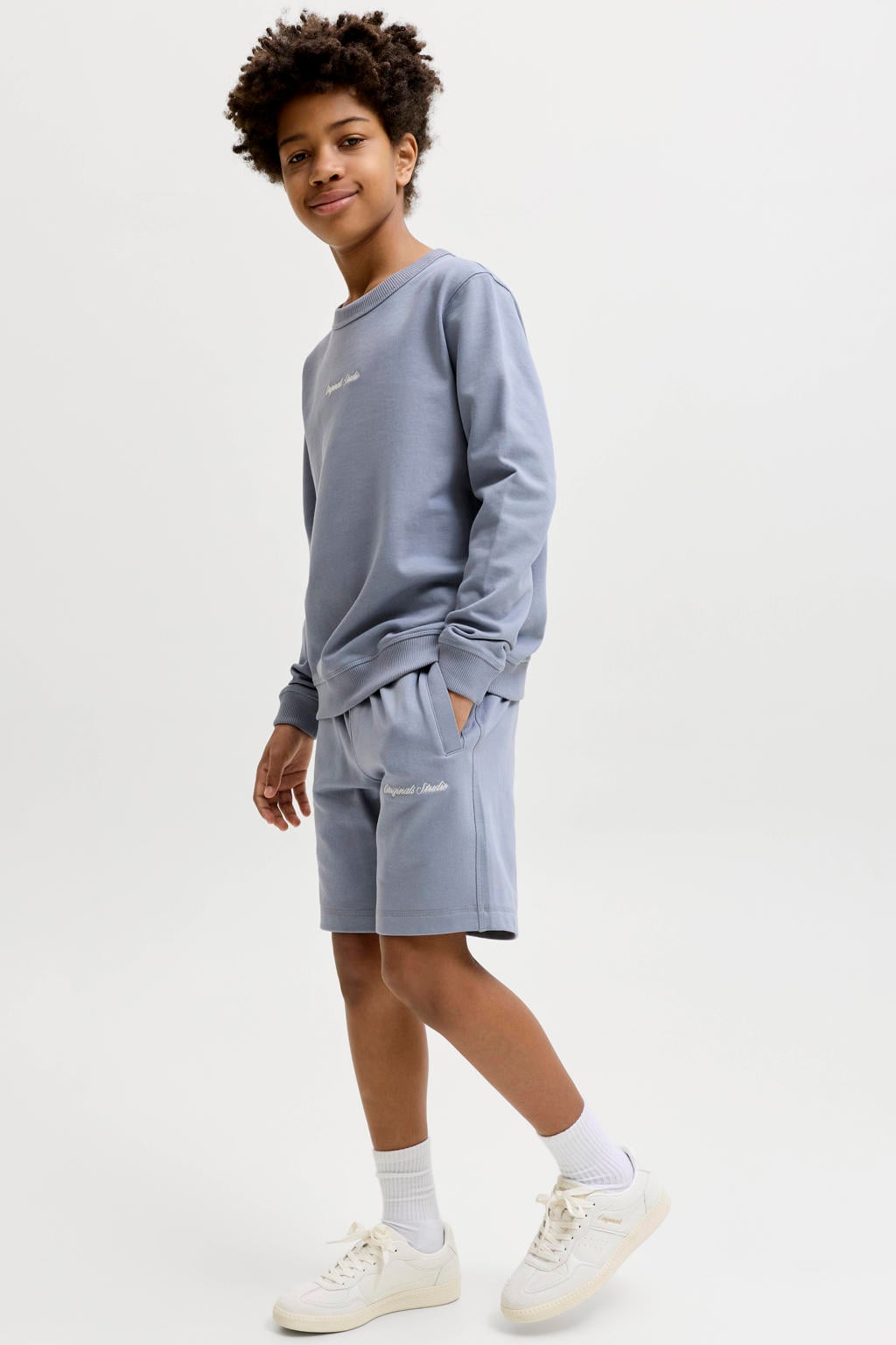 Grijsblauwe jongens JACK & JONES JUNIOR sweatshort blauw van katoen met loose fit, elastische tailleband met koord en tekst print