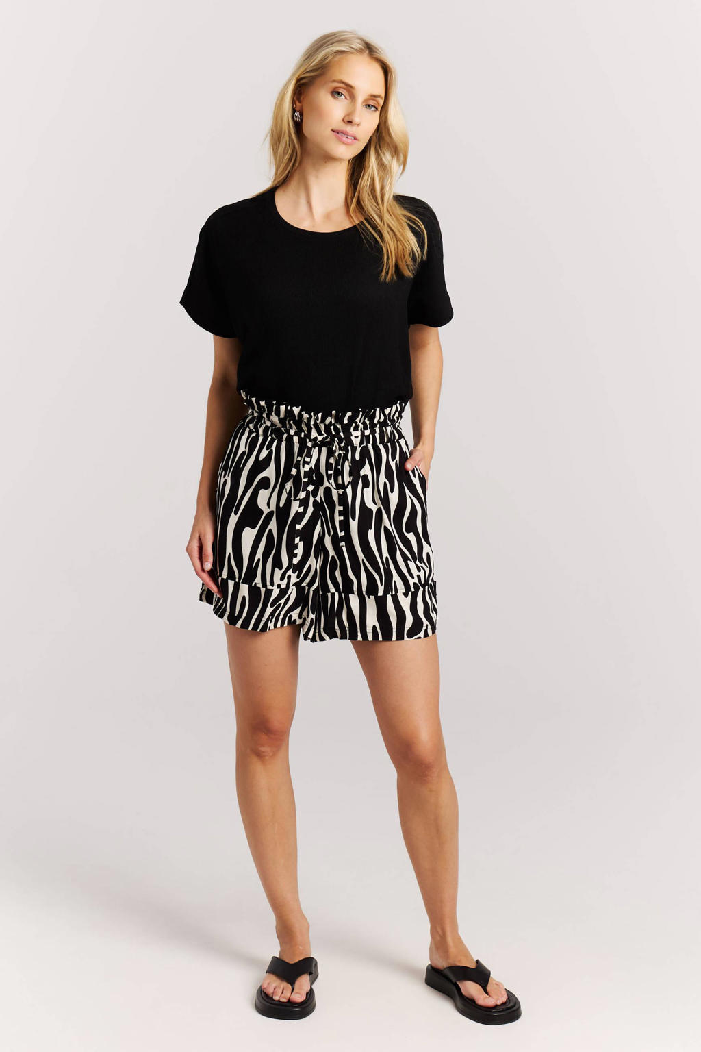 Zwart en witte dames Protest regular waist casual short van viscose met loose fit, elastische tailleband met koord en dierenprint