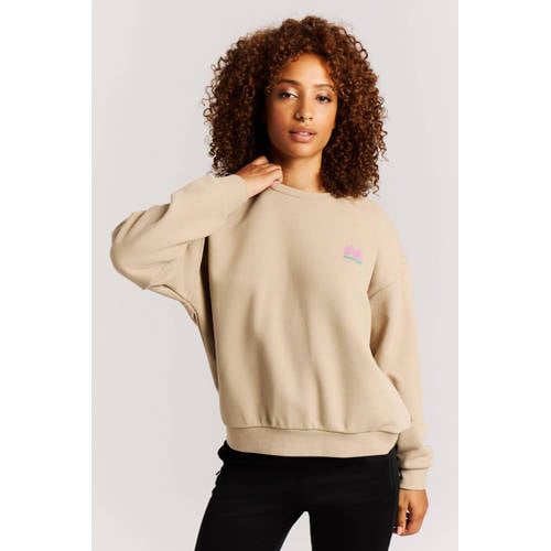 Protest sweater met backprint zand afbeelding