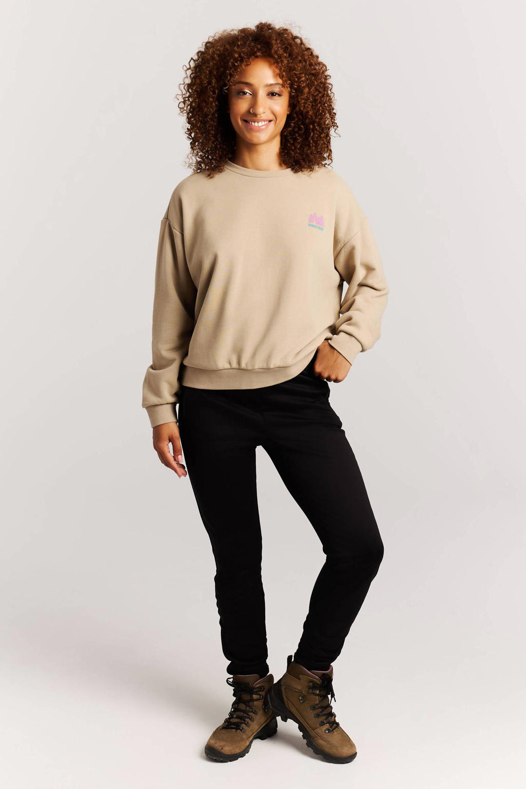 Zandkleurige dames Protest sweater van katoen met backprint, lange mouwen, ronde hals en geribde boorden