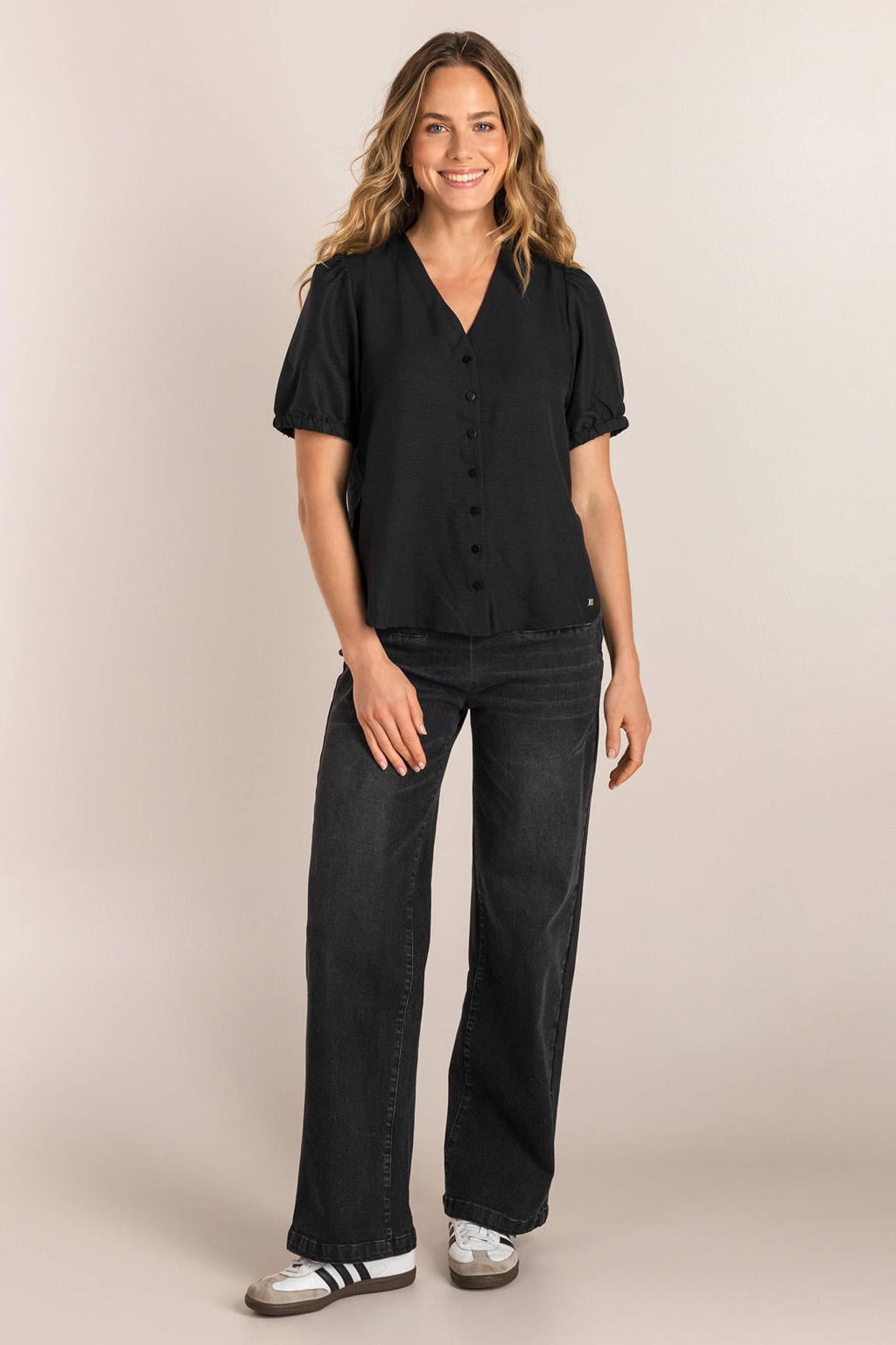 Zwarte dames Ivy Beau blouse van viscose met effen, korte mouwen, klassieke kraag en knoopsluiting