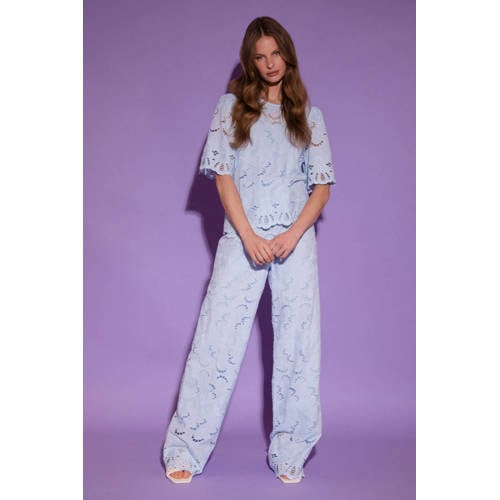 AMAYA Amsterdam loose fit high waist broek lichtblauw broderie afbeelding