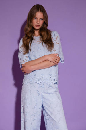 top lichtblauw broderie