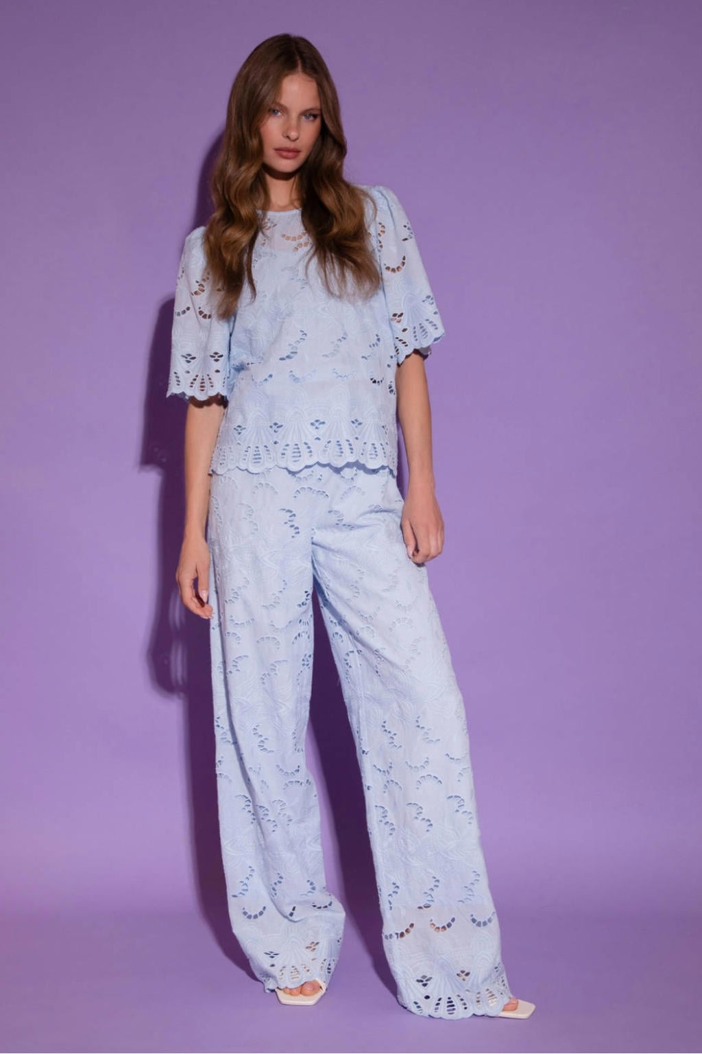 Lichtblauwe dames AMAYA Amsterdam top broderie met effen, driekwart mouwen en ronde hals