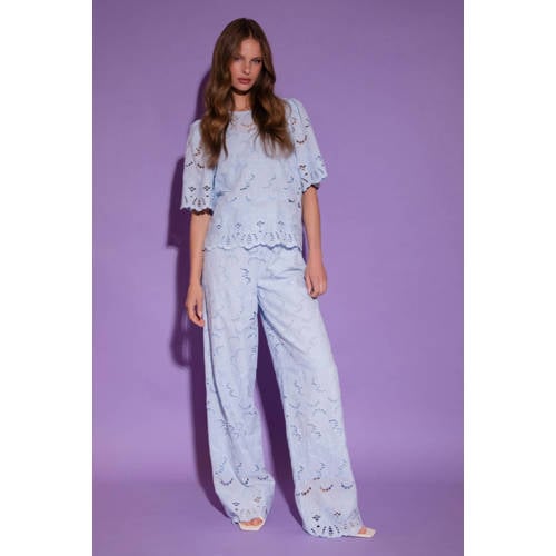 AMAYA Amsterdam top lichtblauw broderie afbeelding