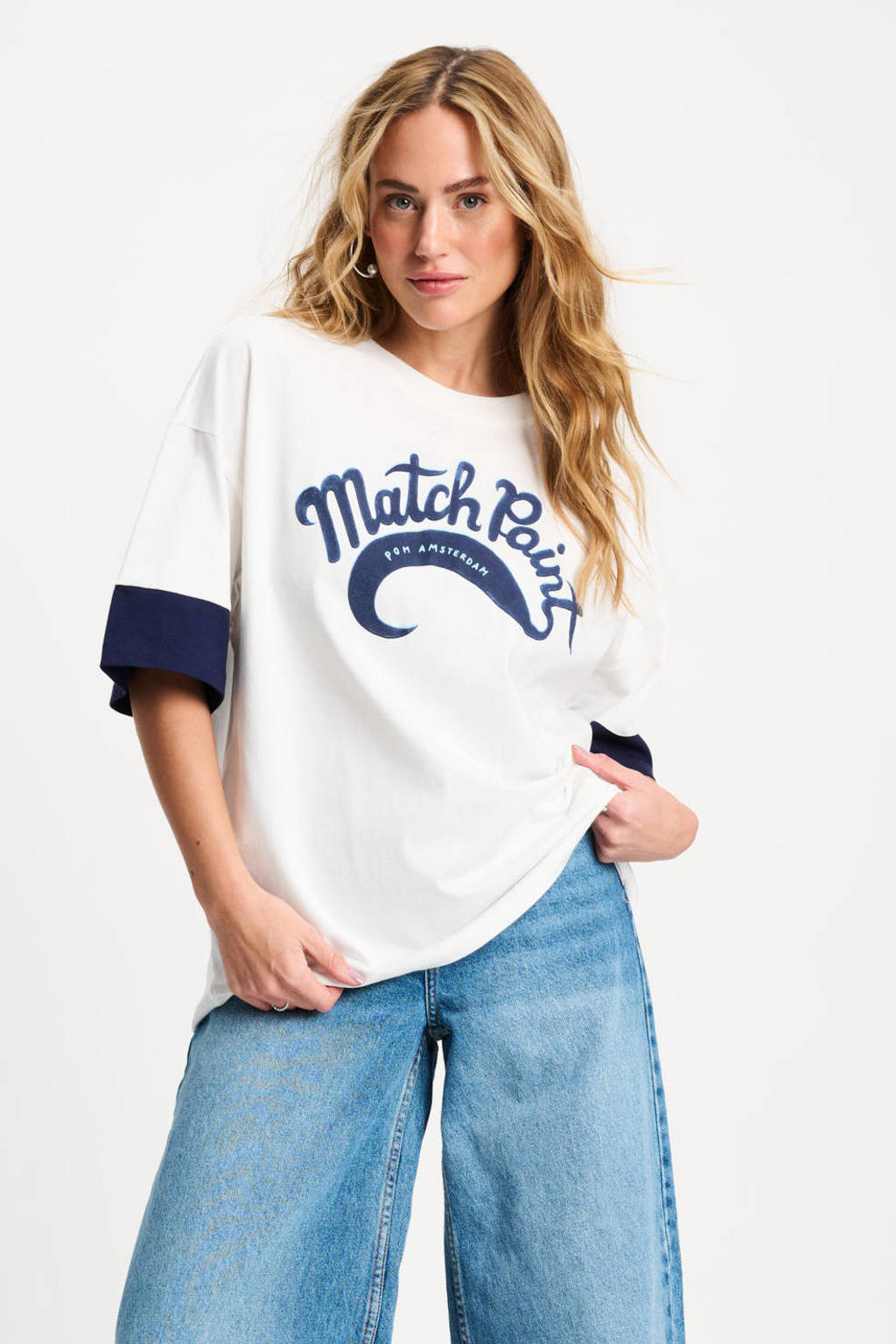 Wit en donkerblauwe dames POM Amsterdam T-shirt van katoen met tekst print, korte mouwen en ronde hals