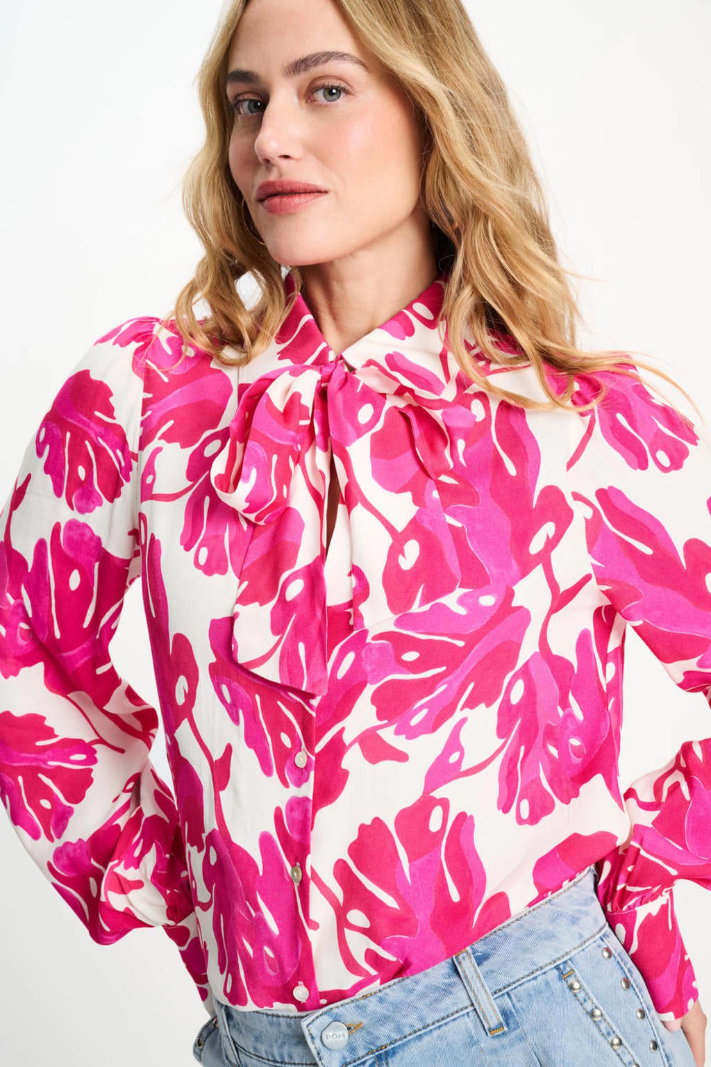 Wit en roze dames POM Amsterdam top van viscose met bladprint, lange mouwen en klassieke kraag
