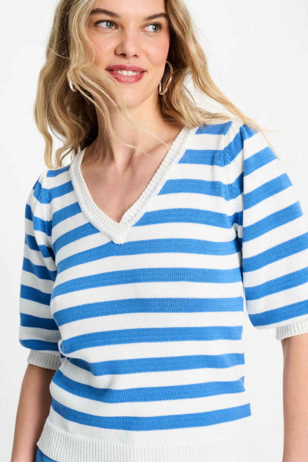 Wit en blauwe dames POM Amsterdam gestreepte top met driekwart mouwen en V-hals