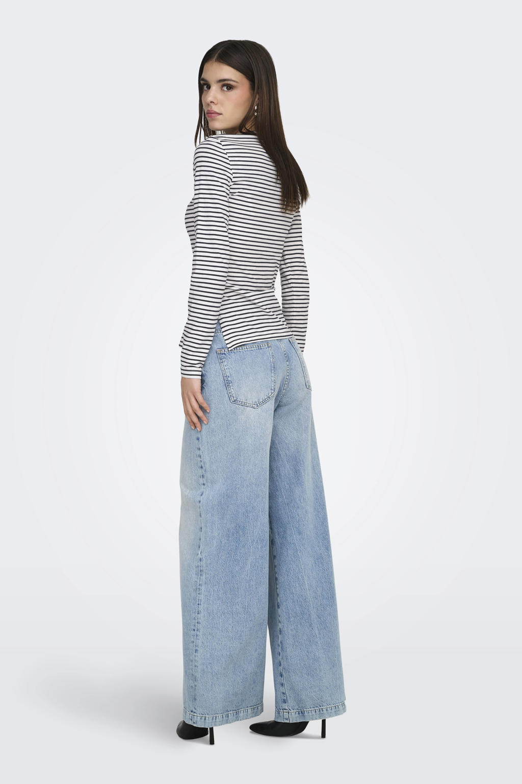 Zwart en witte dames ONLY top met strepenprint, lange mouwen en boothals