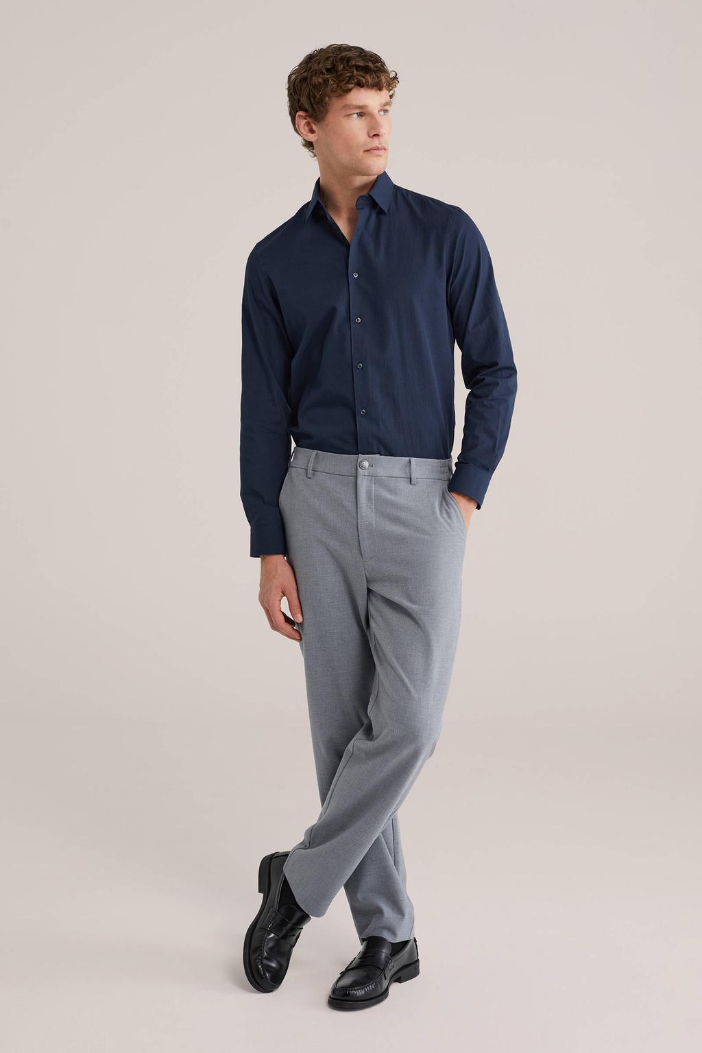 Donkerblauwe heren WE Fashion regular casual overhemd van katoen met effen, lange mouwen, klassieke kraag en knoopsluiting