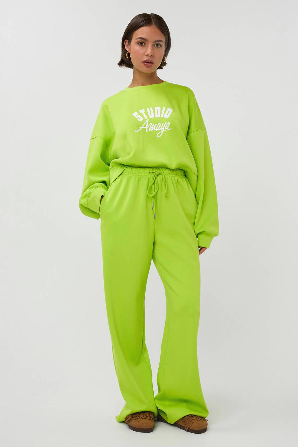 Limegroene dames Studio AMAYA wide leg high waist broek groen van viscose met elastische tailleband met koord en effen