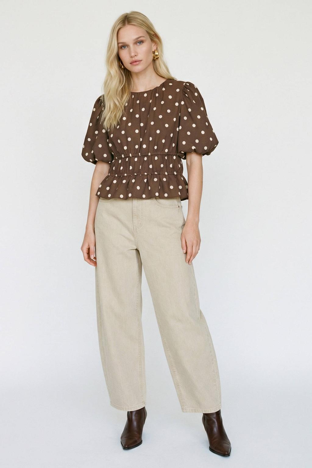 Donkerbruin en ecru dames VERO MODA top van polyester met stippenprint, korte mouwen, ronde hals en geweven detail