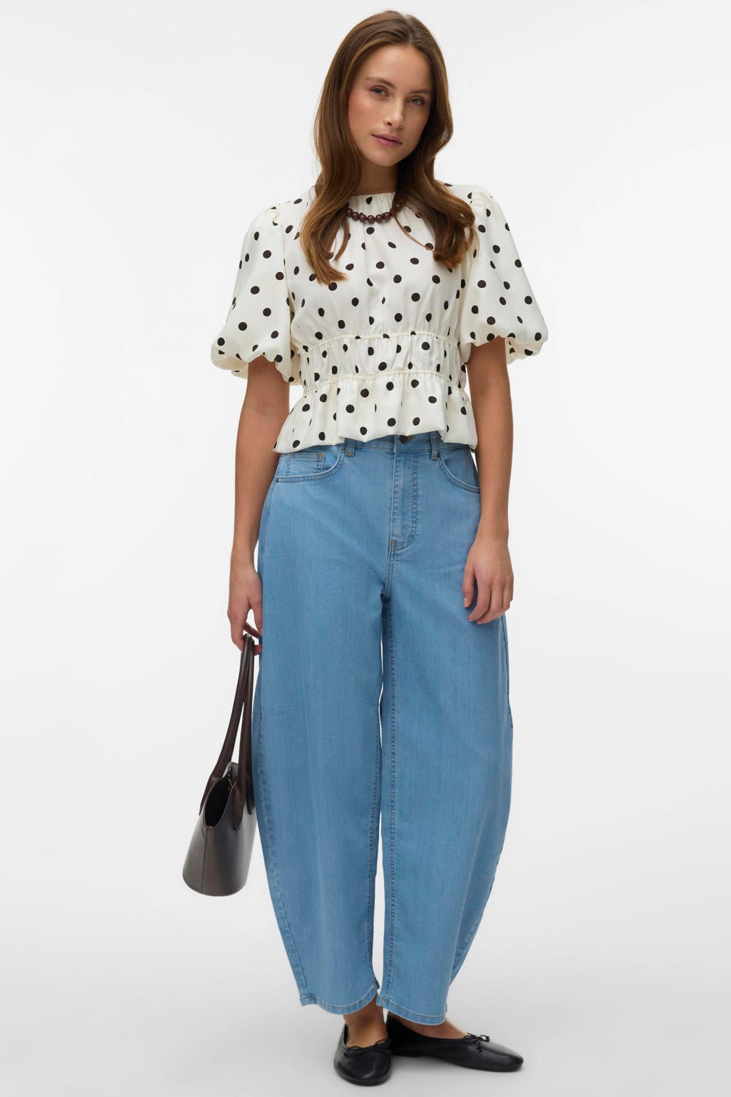 Ecru en zwarte dames VERO MODA top van polyester met stippenprint, korte mouwen, ronde hals en geweven detail