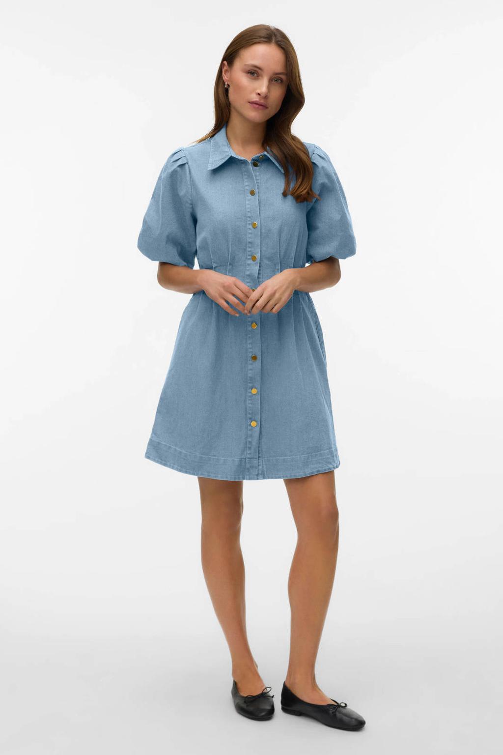 Medium blue denim dames VERO MODA A-lijn jurk van denim met effen, korte mouwen, klassieke kraag, knoopsluiting en plooien