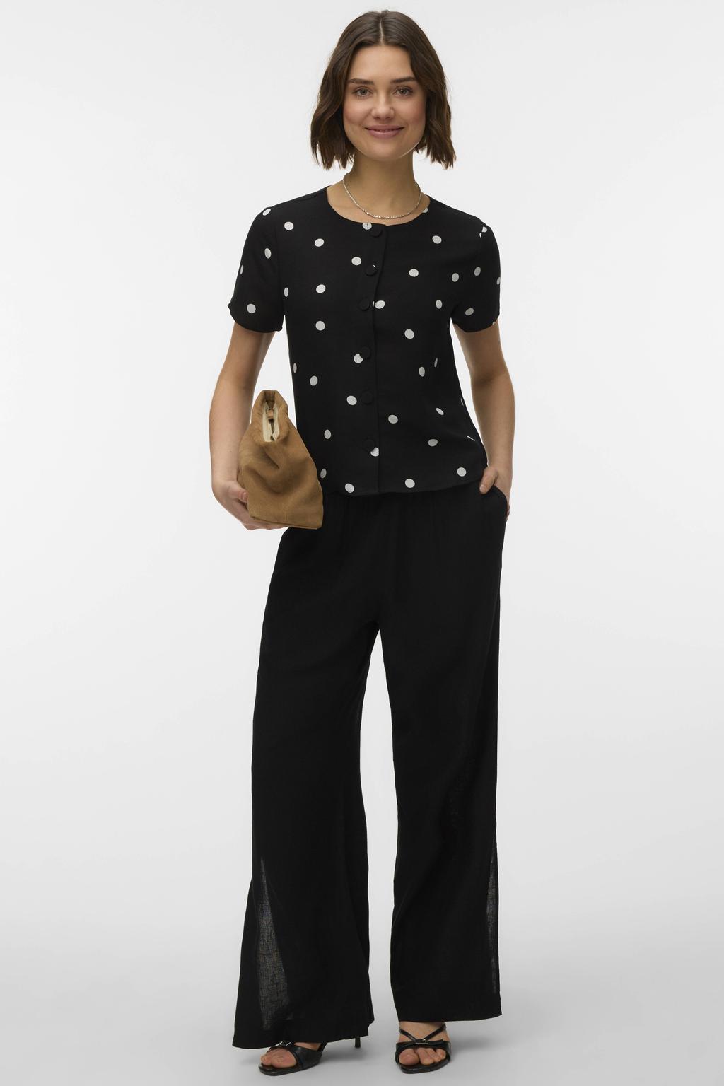 Zwart en witte dames VERO MODA blouse van viscose met stippenprint, korte mouwen, ronde hals, knoopsluiting en geweven detail