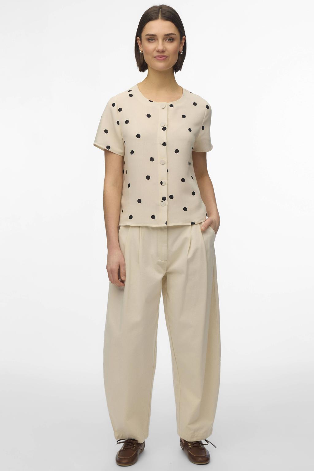 Ecru en zwarte dames VERO MODA blouse van viscose met stippenprint, korte mouwen, ronde hals, knoopsluiting en geweven detail