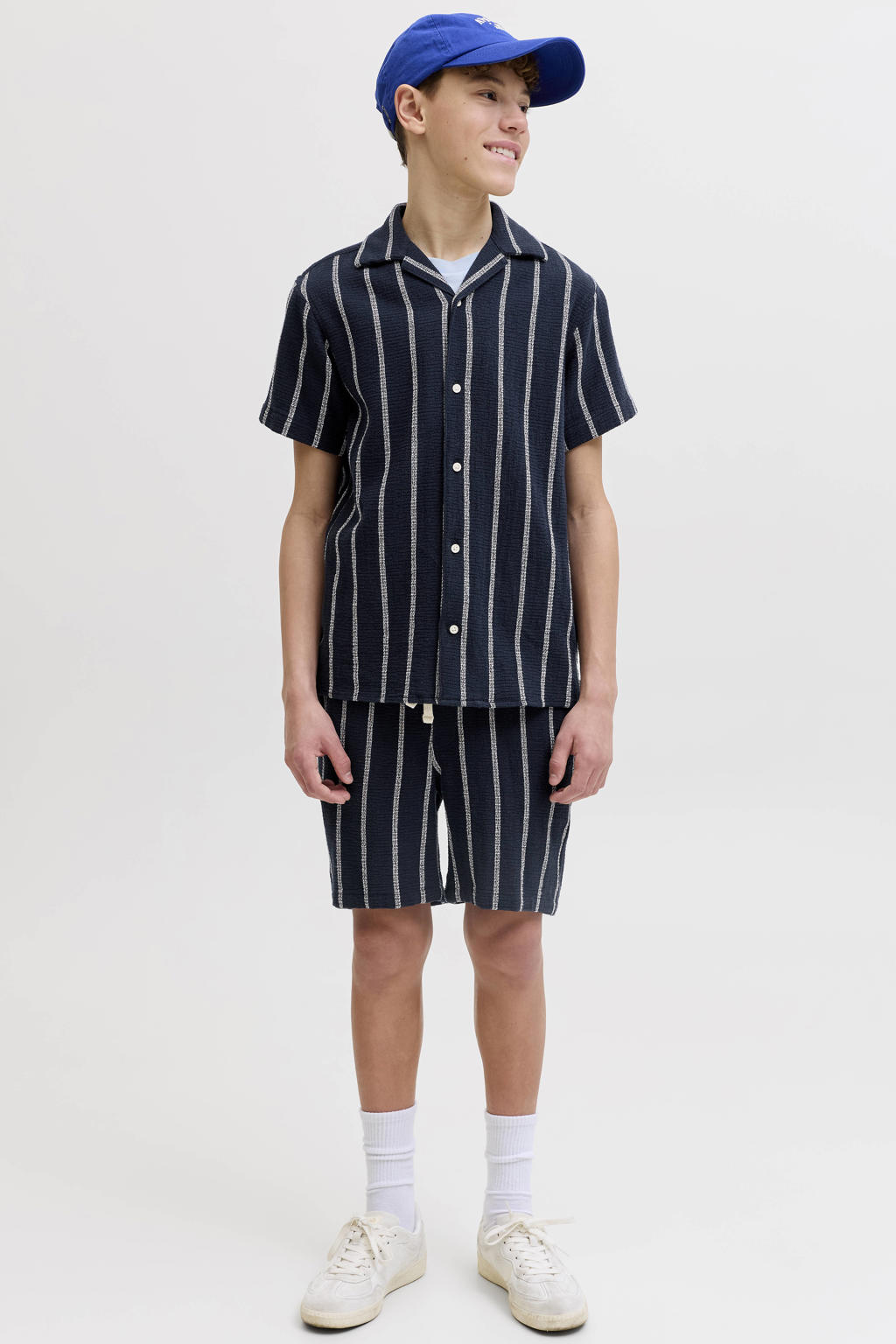 Donkerblauw en witte jongens JACK & JONES JUNIOR relaxed casual overhemd van katoen met korte mouwen, widespread hals, knoopsluiting en geweven detail