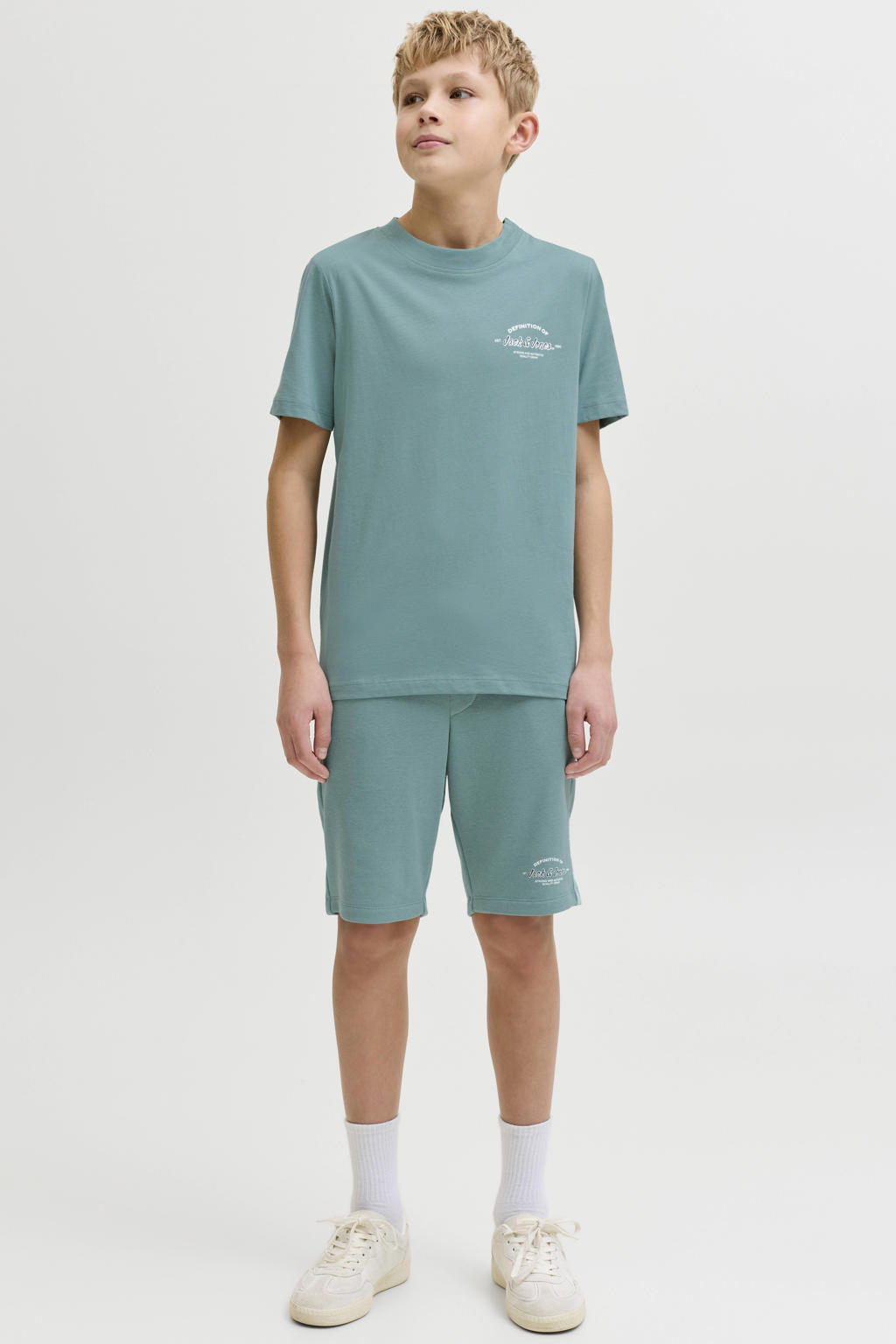 Groene jongens JACK & JONES JUNIOR regular waist sweatshort met elastische tailleband met koord en logo dessin