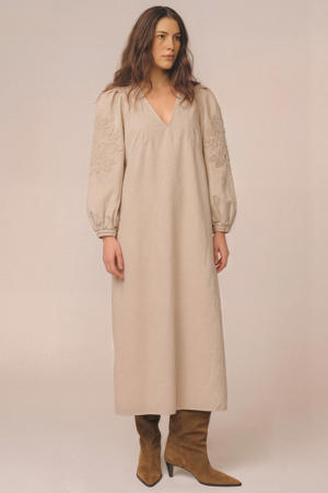 denim maxi jurk met borduursels en pofmouwen beige