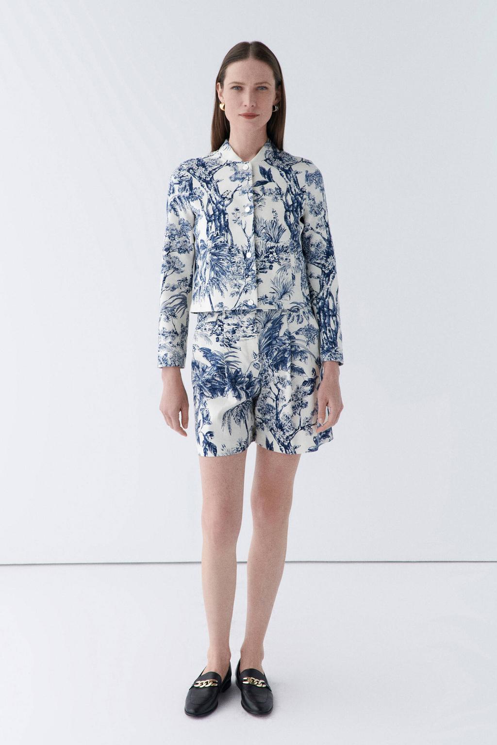 Blauw en witte dames Caroll jasje van katoen met bloemenprint, lange mouwen, opstaande kraag en knoopsluiting