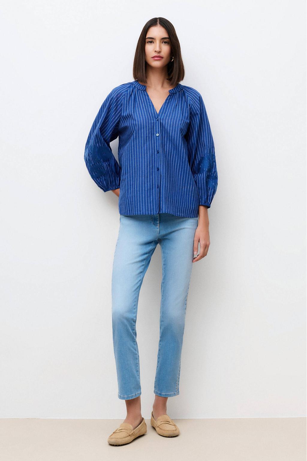 Blauw en witte dames Caroll blouse van linnen met krijtstreepprint, lange mouwen, klassieke kraag, knoopsluiting en borduursels
